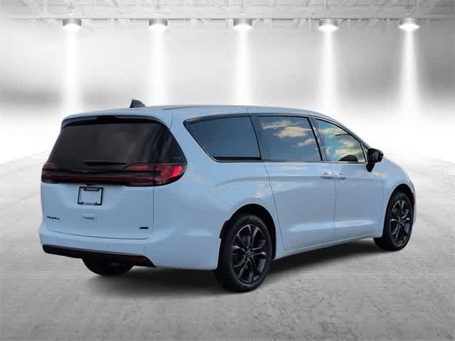 Thumbnail: 2026 Chrysler Pacifica - 8