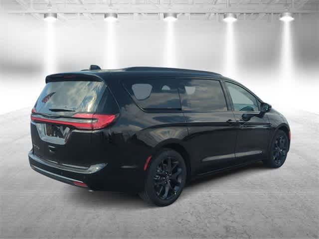 Thumbnail: 2026 Chrysler Pacifica - 8