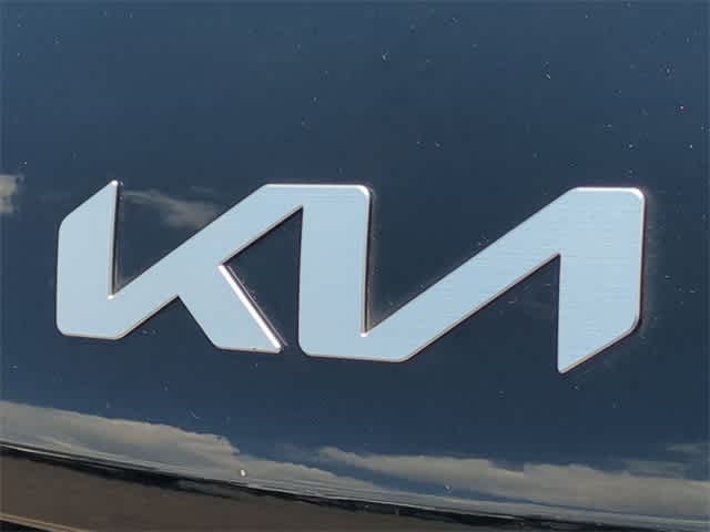 Thumbnail: 2022 Kia Carnival - 11