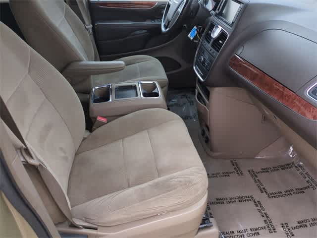 Thumbnail: 2011 Chrysler Town & Country - 21