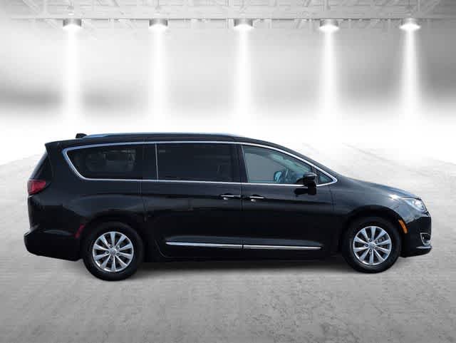 Thumbnail: 2018 Chrysler Pacifica - 9