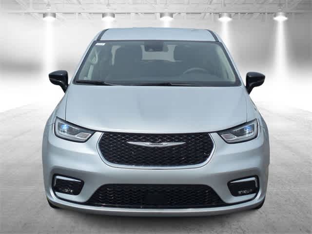 2024 Chrysler Pacifica Touring L photo 3