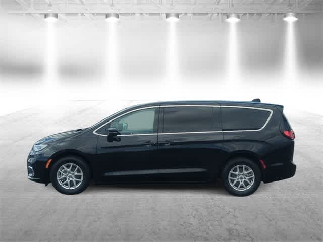 Thumbnail: 2024 Chrysler Pacifica - 5