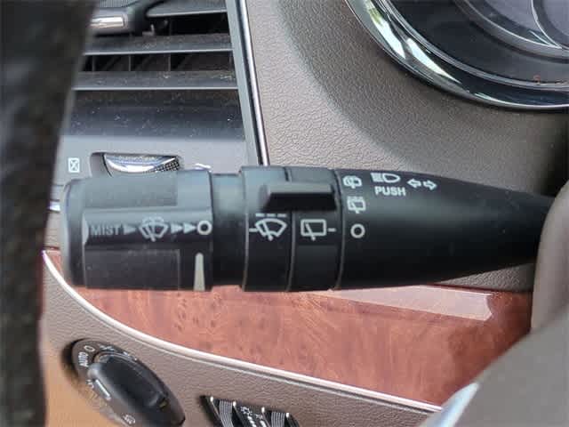 Thumbnail: 2011 Chrysler Town & Country - 25
