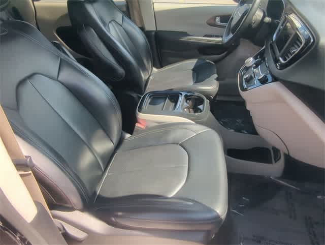 Thumbnail: 2021 Chrysler Voyager - 22
