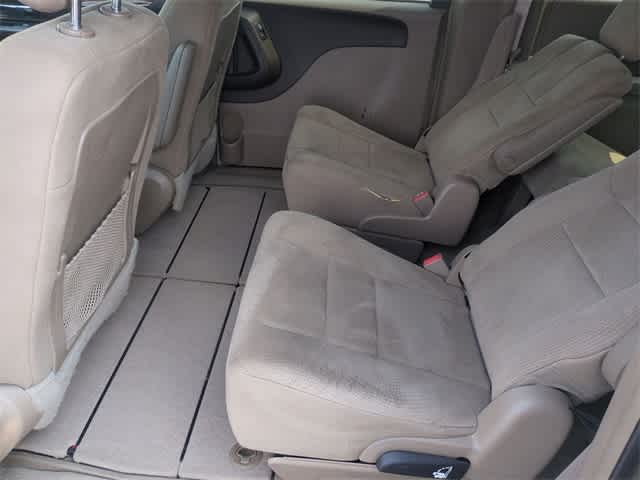 Thumbnail: 2011 Chrysler Town & Country - 18