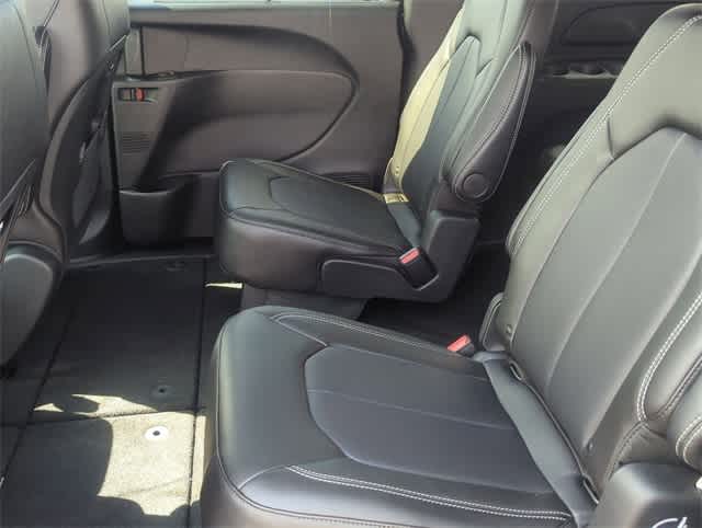 Thumbnail: 2026 Chrysler Pacifica - 19