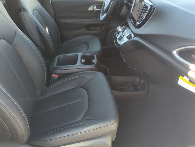 Thumbnail: 2026 Chrysler Voyager - 22