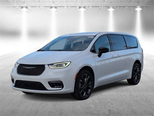 Thumbnail: 2026 Chrysler Pacifica - 4