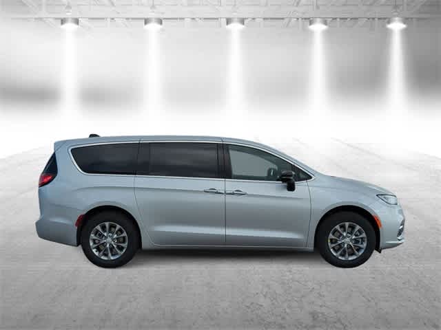 Thumbnail: 2026 Chrysler Pacifica - 9