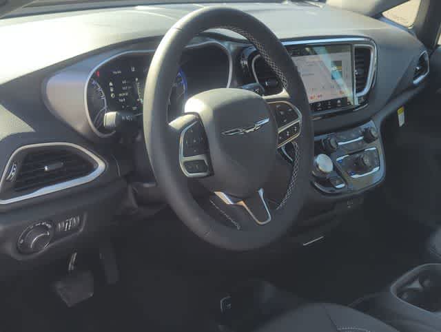 Thumbnail: 2026 Chrysler Voyager - 10