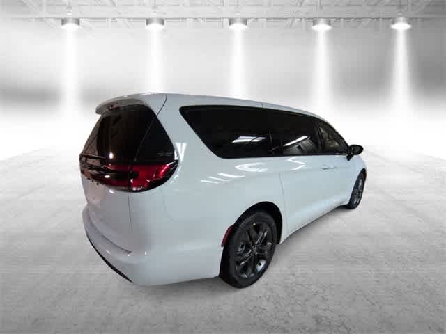 Thumbnail: 2026 Chrysler Pacifica - 8