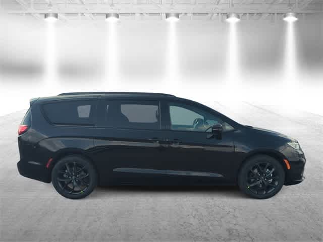 Thumbnail: 2026 Chrysler Pacifica - 9