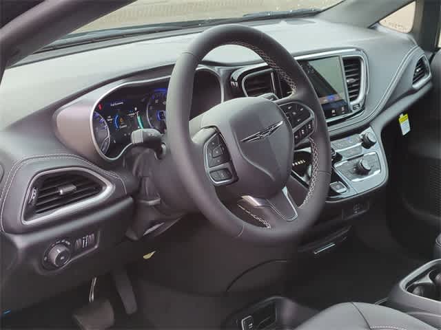 Thumbnail: 2026 Chrysler Pacifica - 10