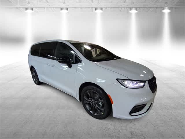 2026 Chrysler Pacifica photo 2