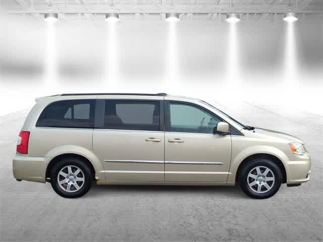 Thumbnail: 2011 Chrysler Town & Country - 9