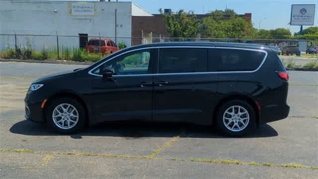 Thumbnail: 2023 Chrysler Pacifica - 5