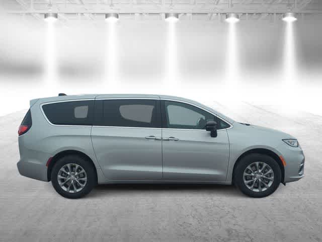 Thumbnail: 2026 Chrysler Pacifica - 9