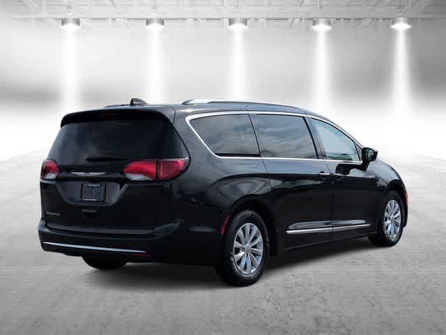 Thumbnail: 2018 Chrysler Pacifica - 8