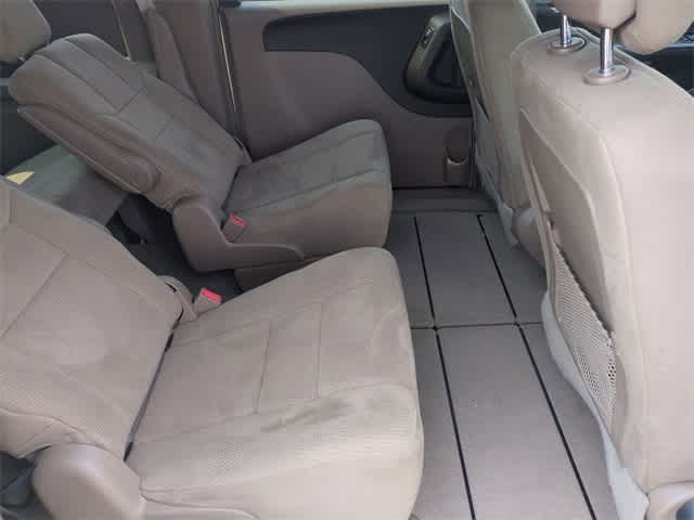 Thumbnail: 2011 Chrysler Town & Country - 20