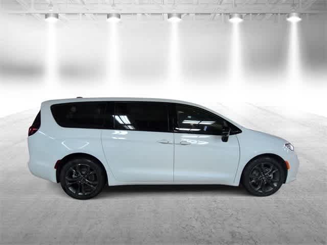 Thumbnail: 2026 Chrysler Pacifica - 9