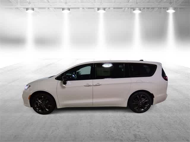Thumbnail: 2026 Chrysler Pacifica - 5