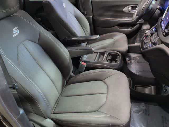 Thumbnail: 2018 Chrysler Pacifica - 23