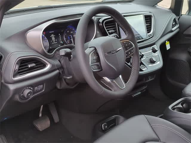 Thumbnail: 2026 Chrysler Pacifica - 10