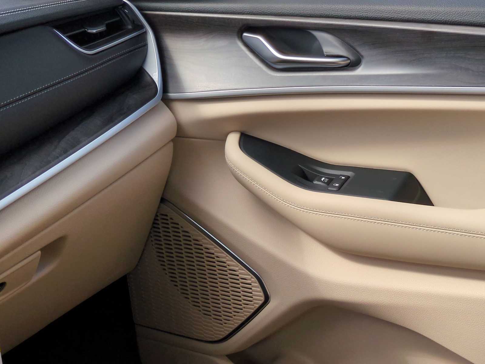 Thumbnail: 2025 Jeep Grand Cherokee - 42