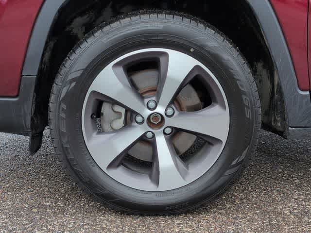 Thumbnail: 2020 Jeep Cherokee - 14