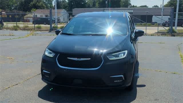 Thumbnail: 2023 Chrysler Pacifica - 3