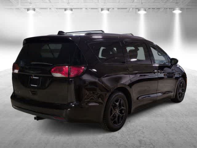 Thumbnail: 2018 Chrysler Pacifica - 8