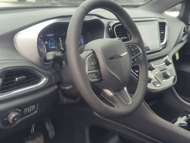 Thumbnail: 2026 Chrysler Pacifica - 10