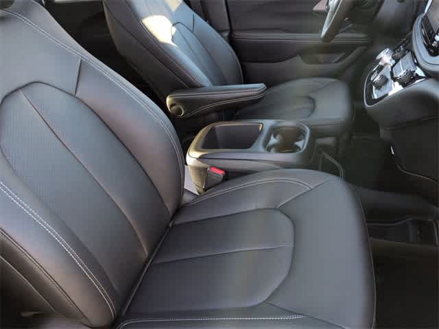 Thumbnail: 2026 Chrysler Pacifica - 26