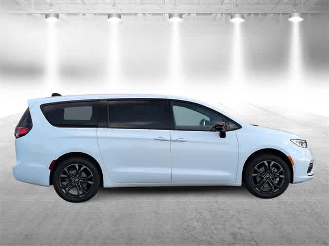 Thumbnail: 2026 Chrysler Pacifica - 9