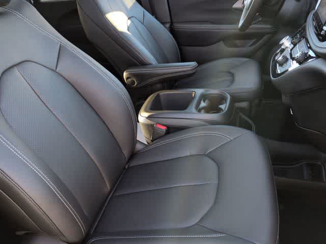 Thumbnail: 2026 Chrysler Pacifica - 26