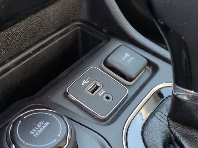 Thumbnail: 2021 Jeep Cherokee - 28