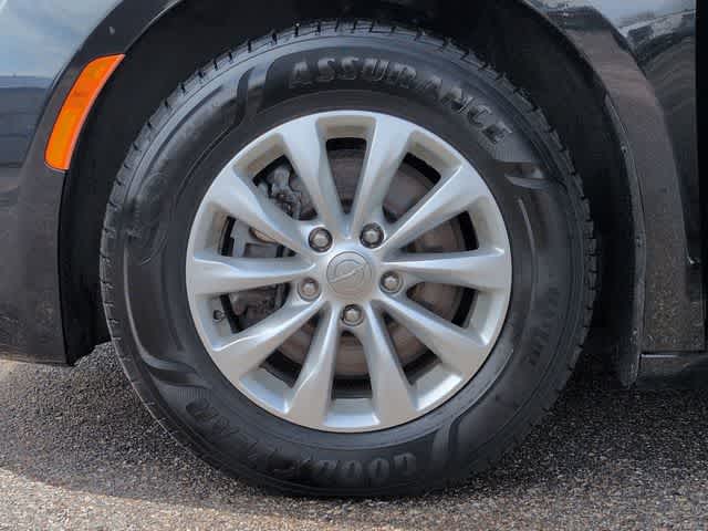 Thumbnail: 2018 Chrysler Pacifica - 14