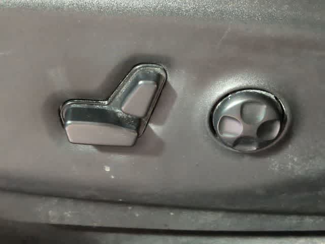 Thumbnail: 2018 Chrysler Pacifica - 17