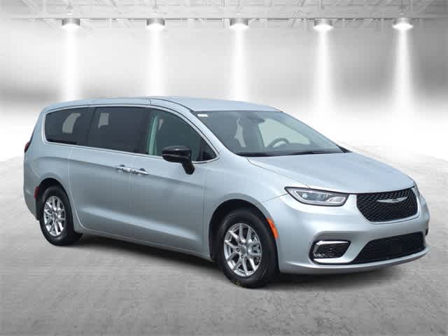 2024 Chrysler Pacifica Touring L photo 2