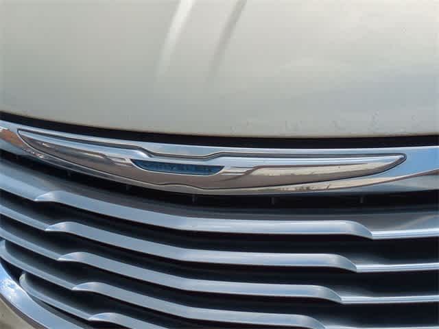 Thumbnail: 2011 Chrysler Town & Country - 11