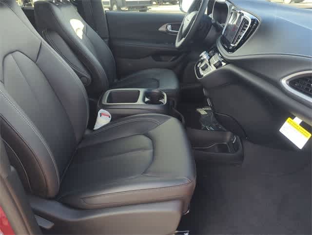 Thumbnail: 2026 Chrysler Pacifica - 22