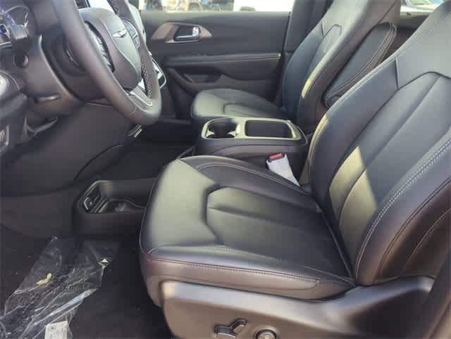 Thumbnail: 2026 Chrysler Pacifica - 16