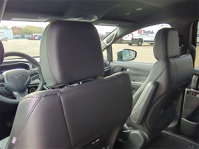 Thumbnail: 2026 Chrysler Pacifica - 19