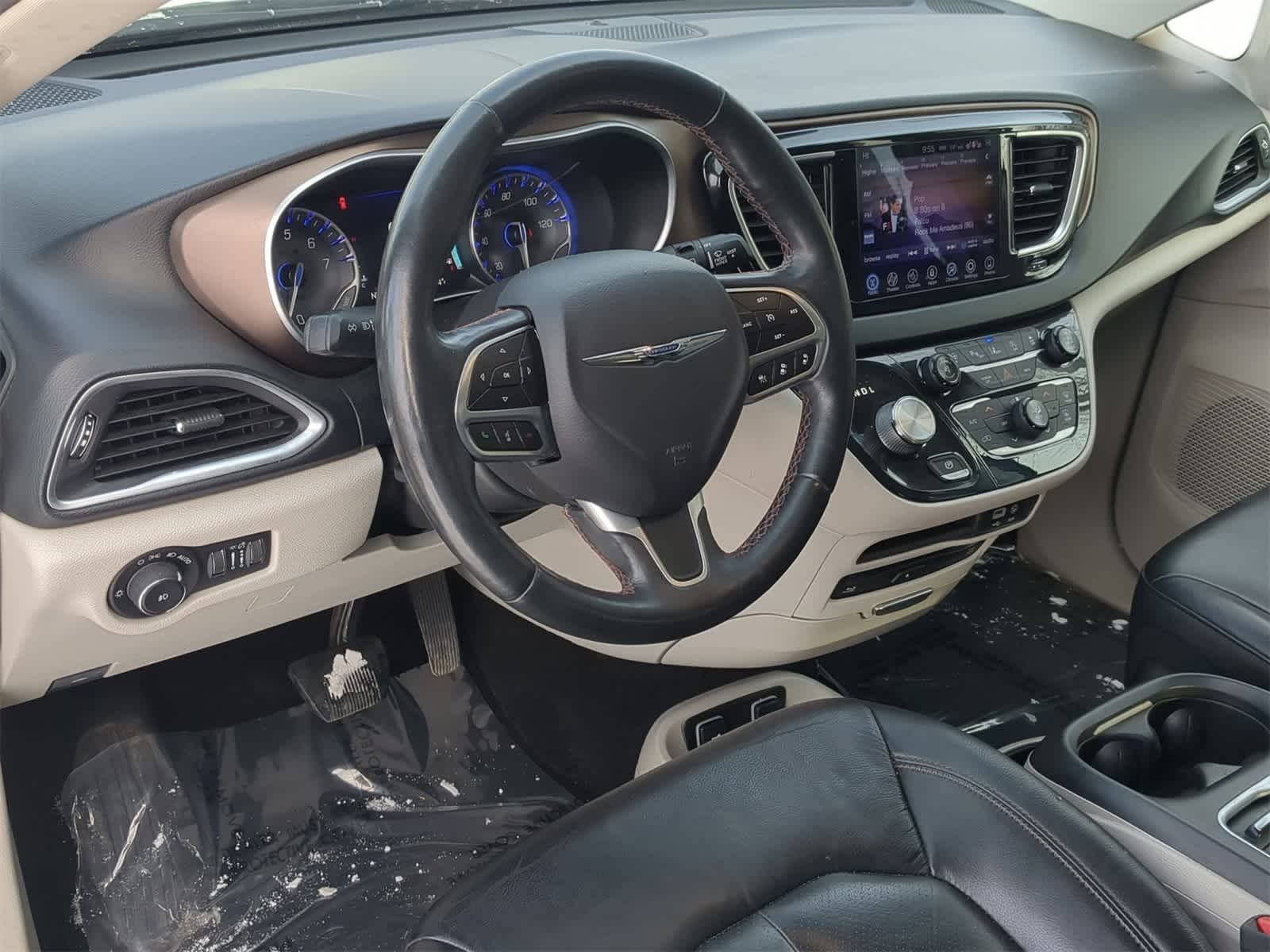 Thumbnail: 2017 Chrysler Pacifica - 10