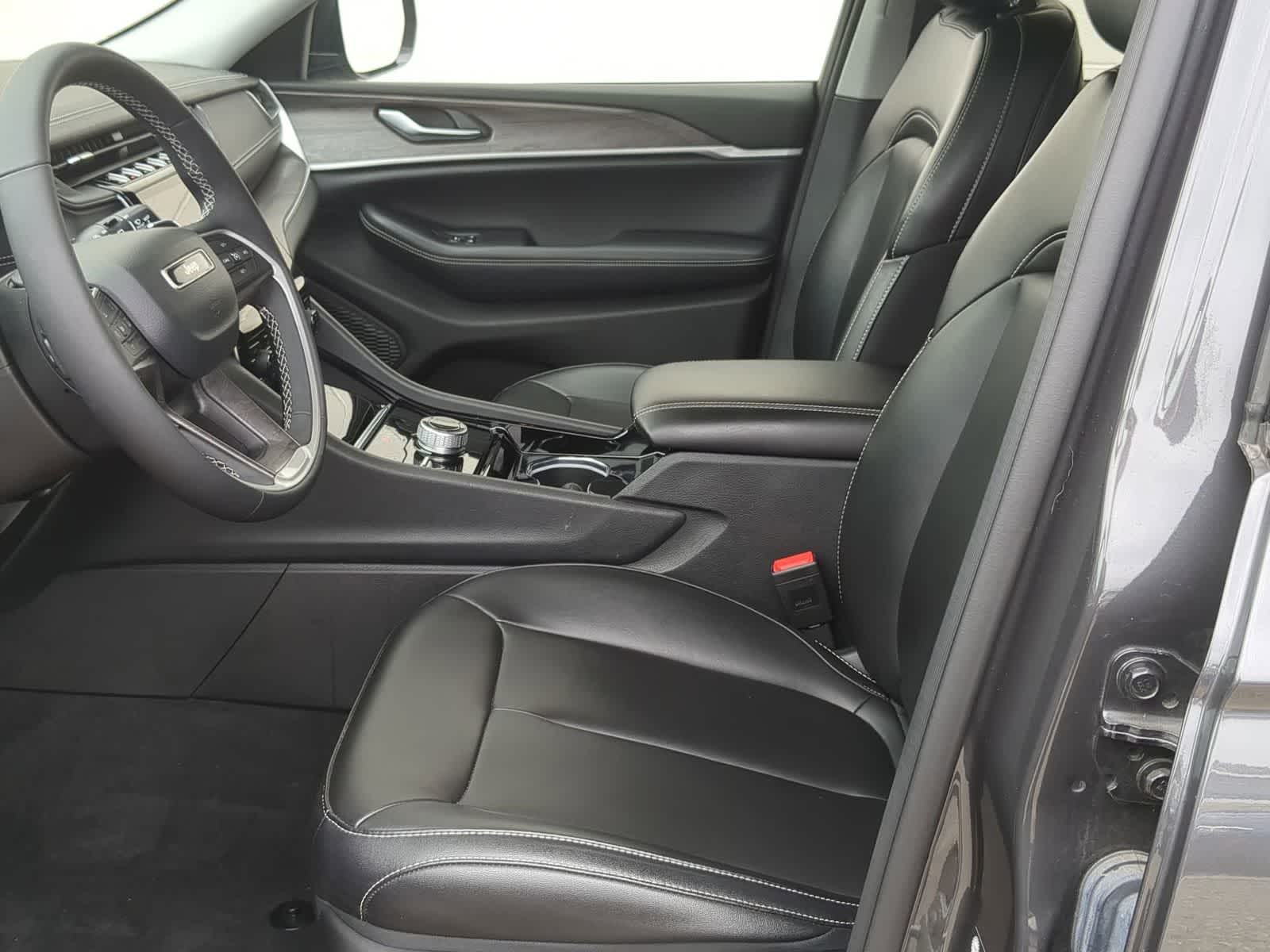 Thumbnail: 2023 Jeep Grand Cherokee - 16