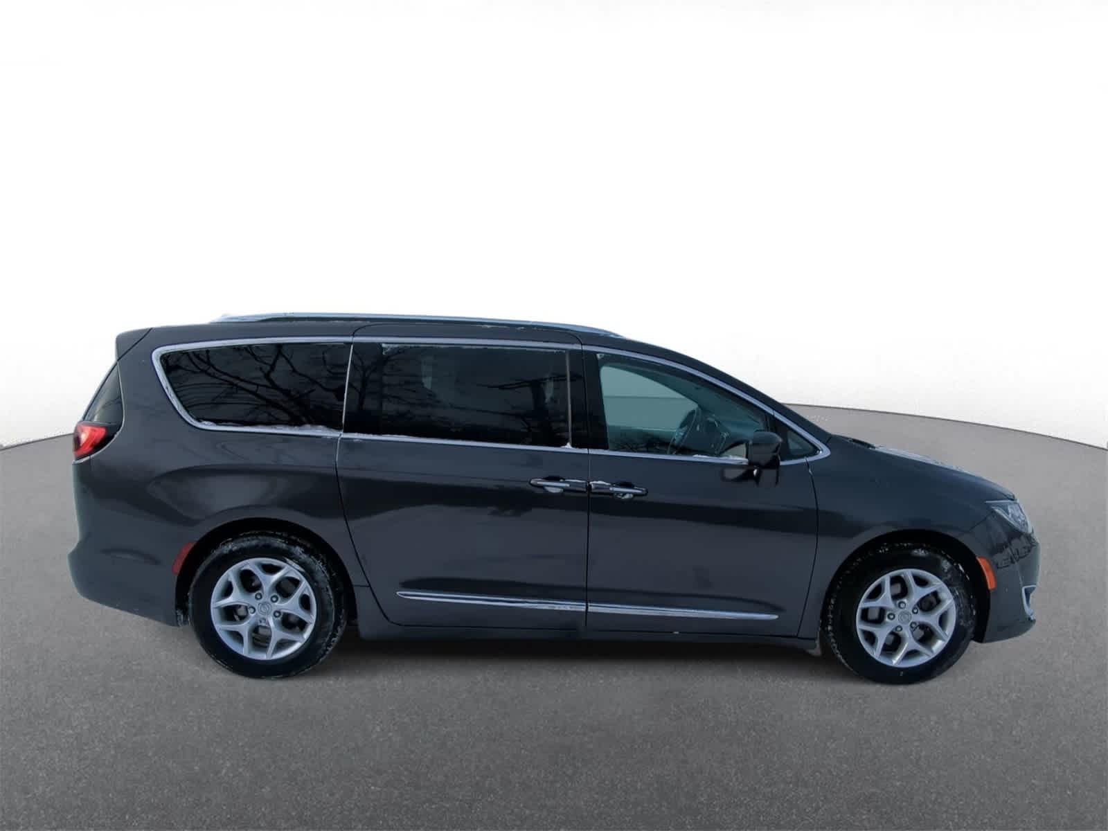 Thumbnail: 2017 Chrysler Pacifica - 9