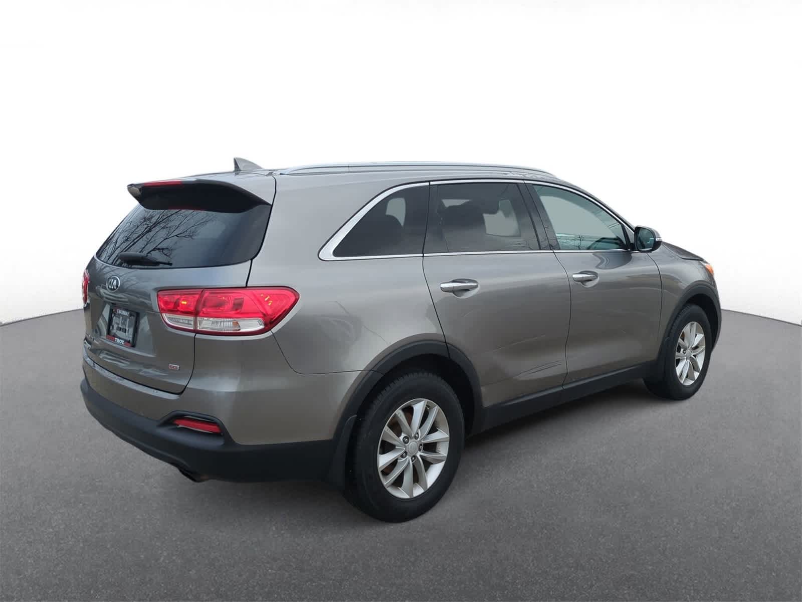 Thumbnail: 2016 Kia Sorento - 8