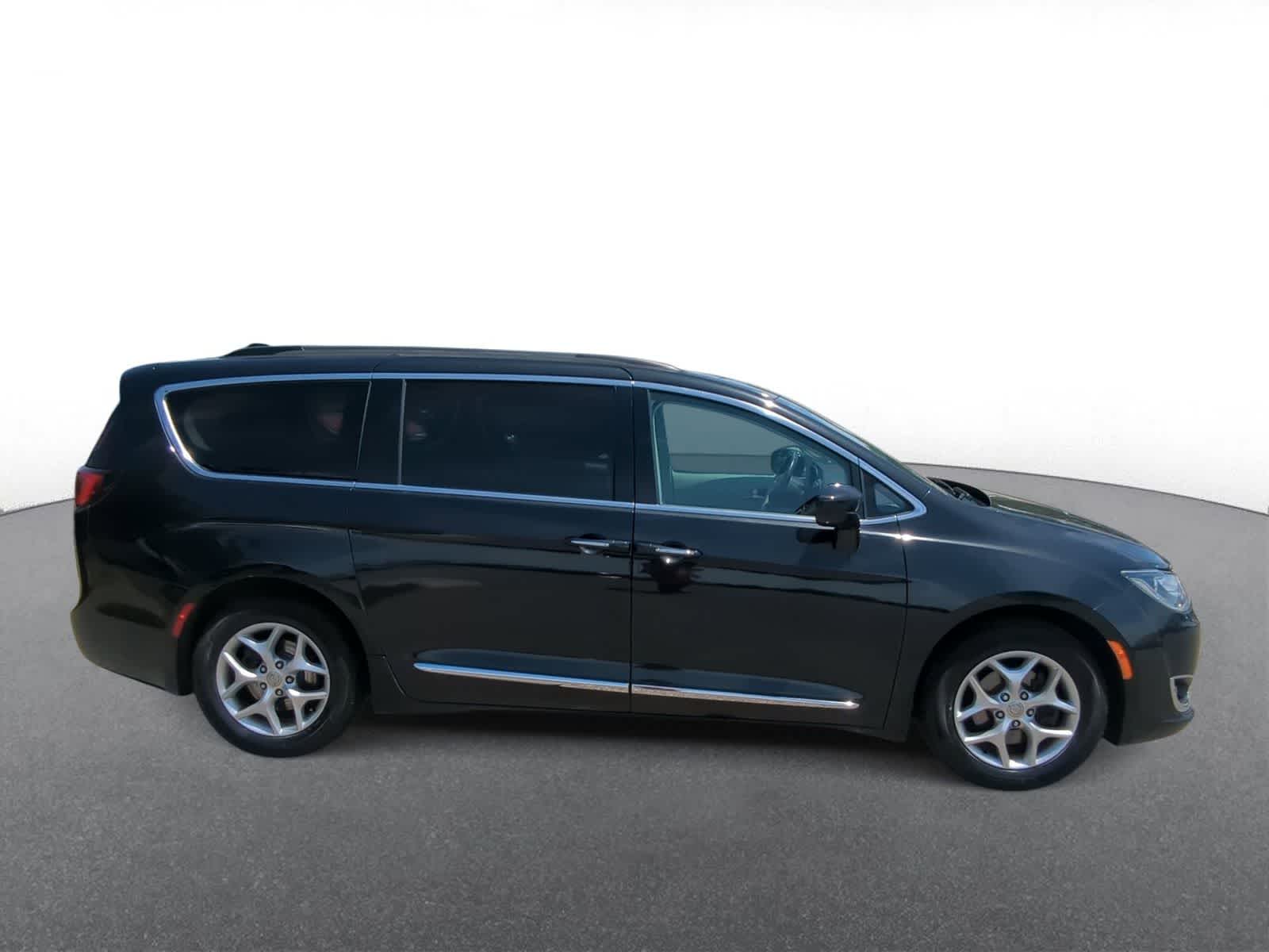 Thumbnail: 2017 Chrysler Pacifica - 9