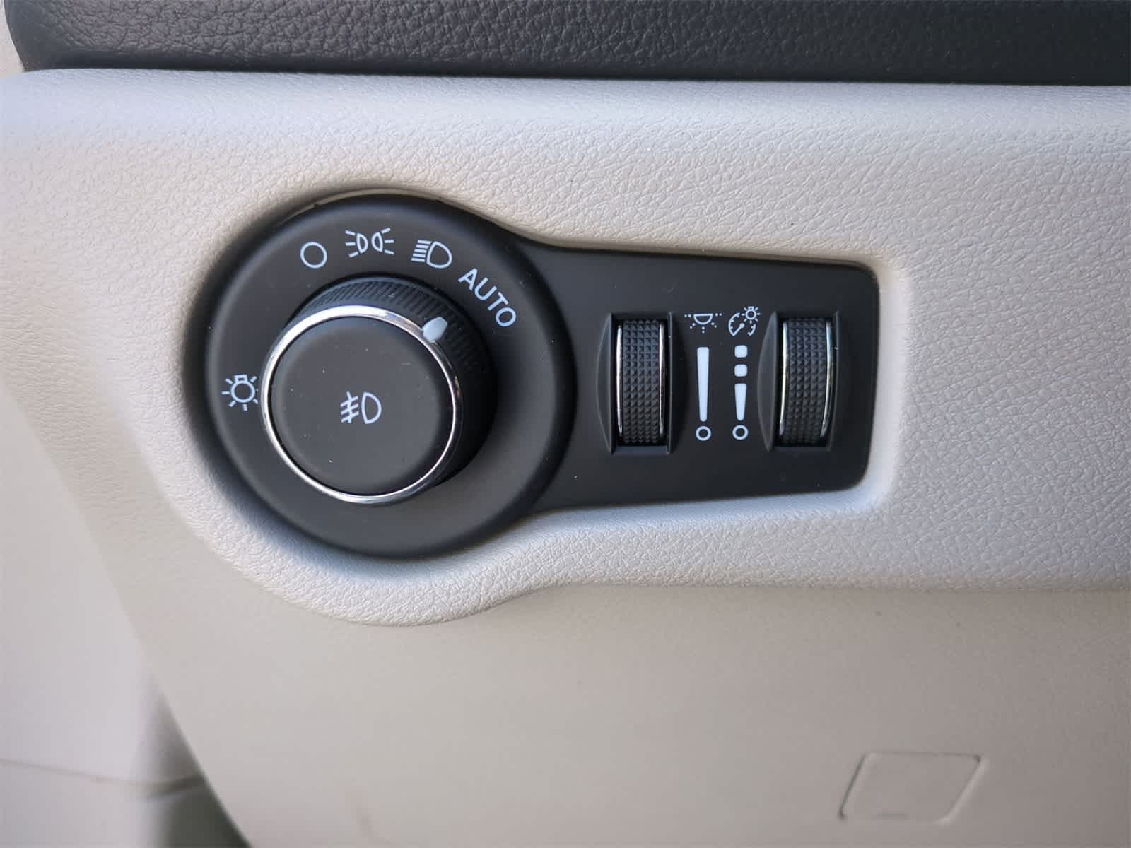 Thumbnail: 2023 Chrysler Pacifica - 28